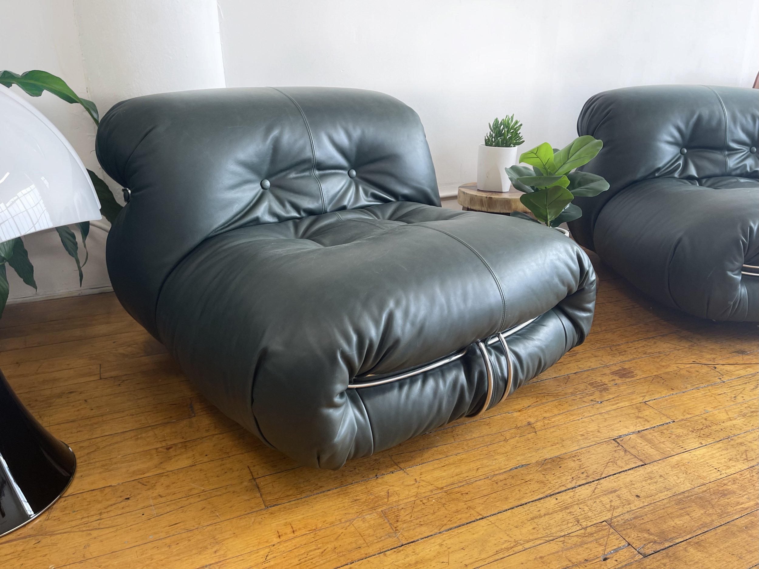 Vintage Soriana Chair design Tobia Scarpa for Cassina | side view and close up of the leather color