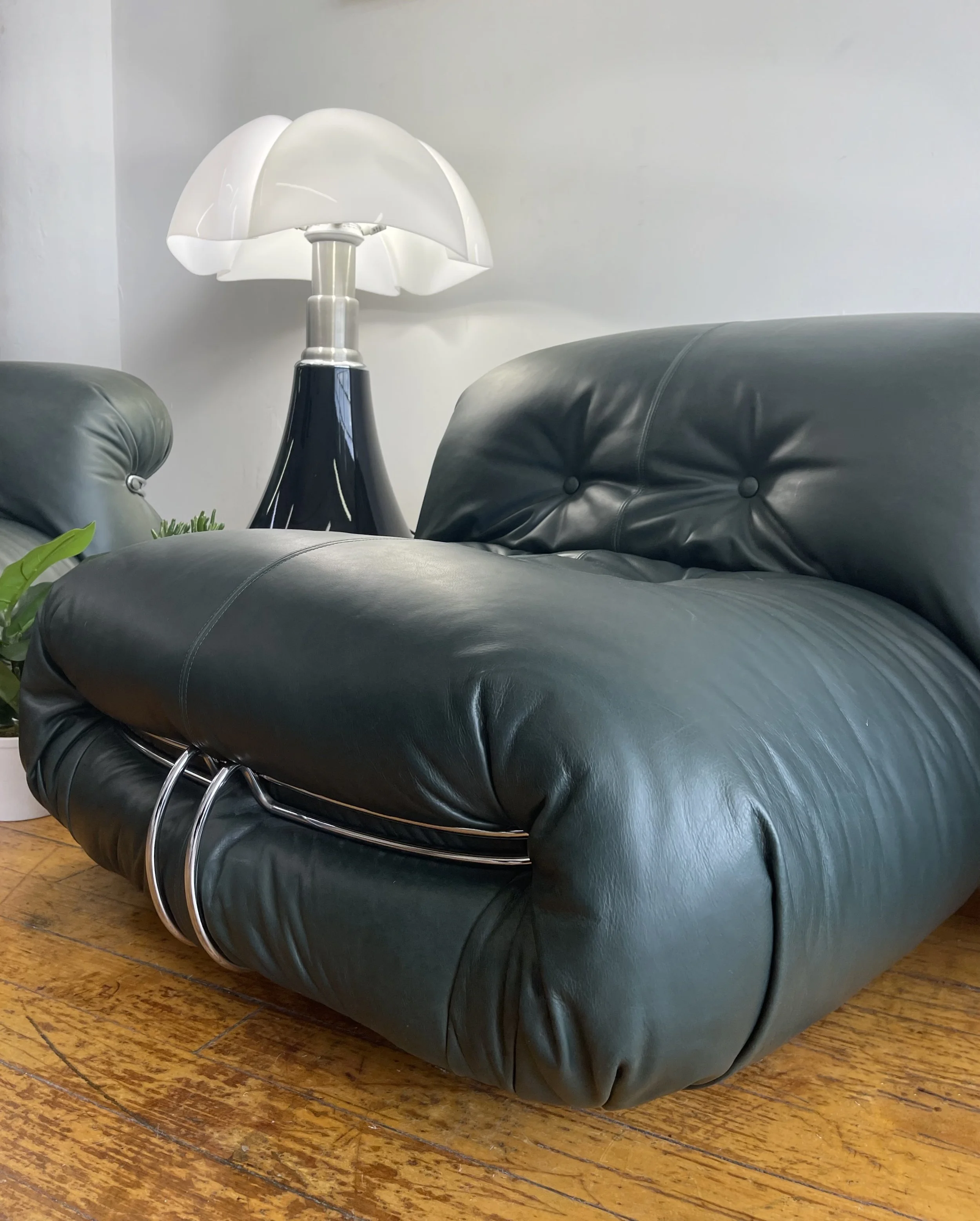 Soriana Vintage Chair Design Tobia Scarpa 5109 front right angle