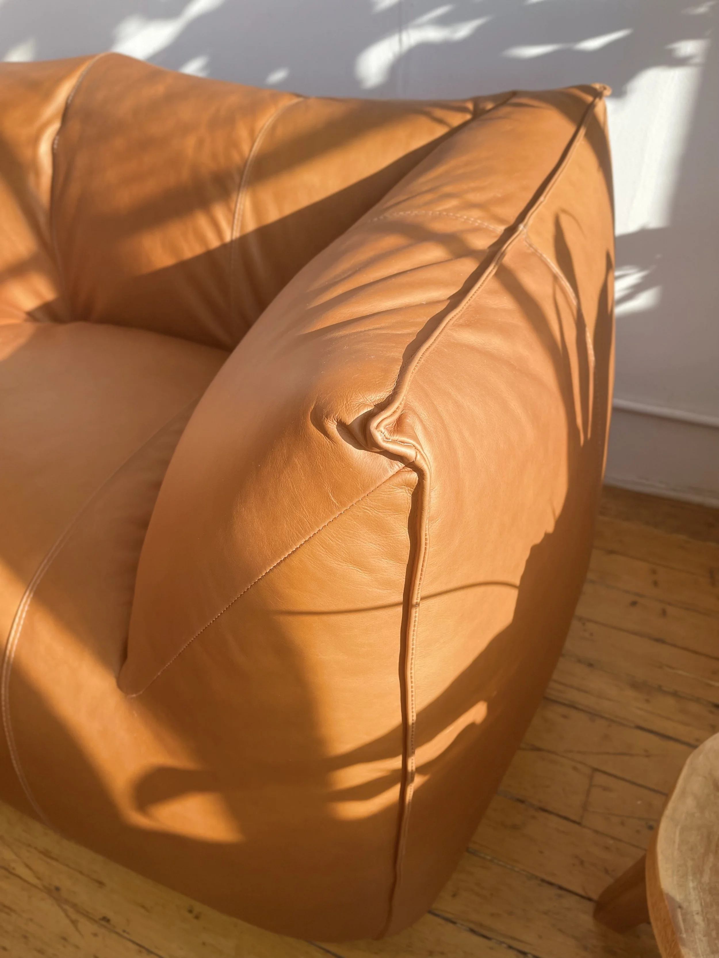 Vintage Italian Sofas Leather Mid Century 4312 corner detail