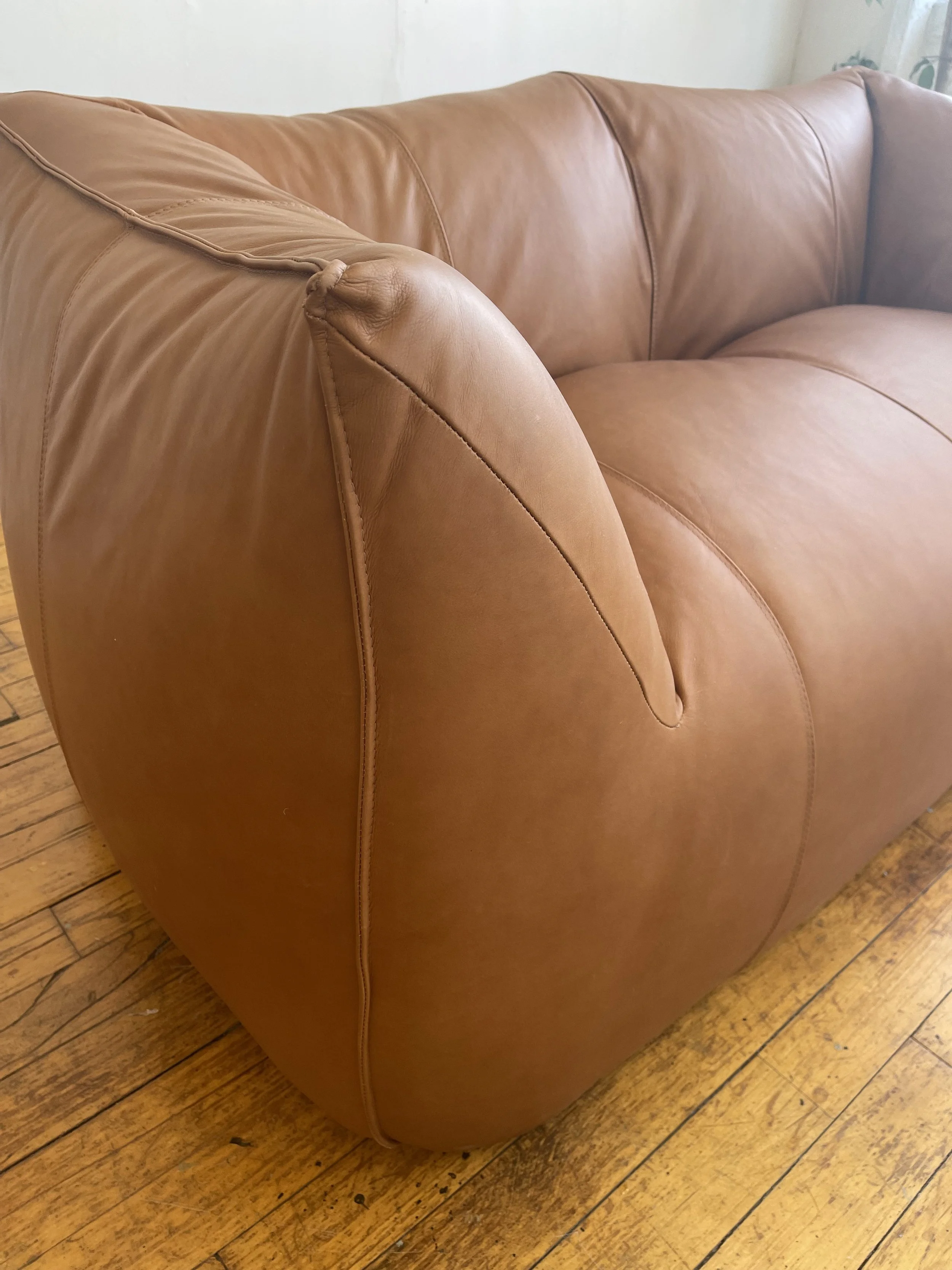 Mid Century Italian leather sofas 4313 leather detail