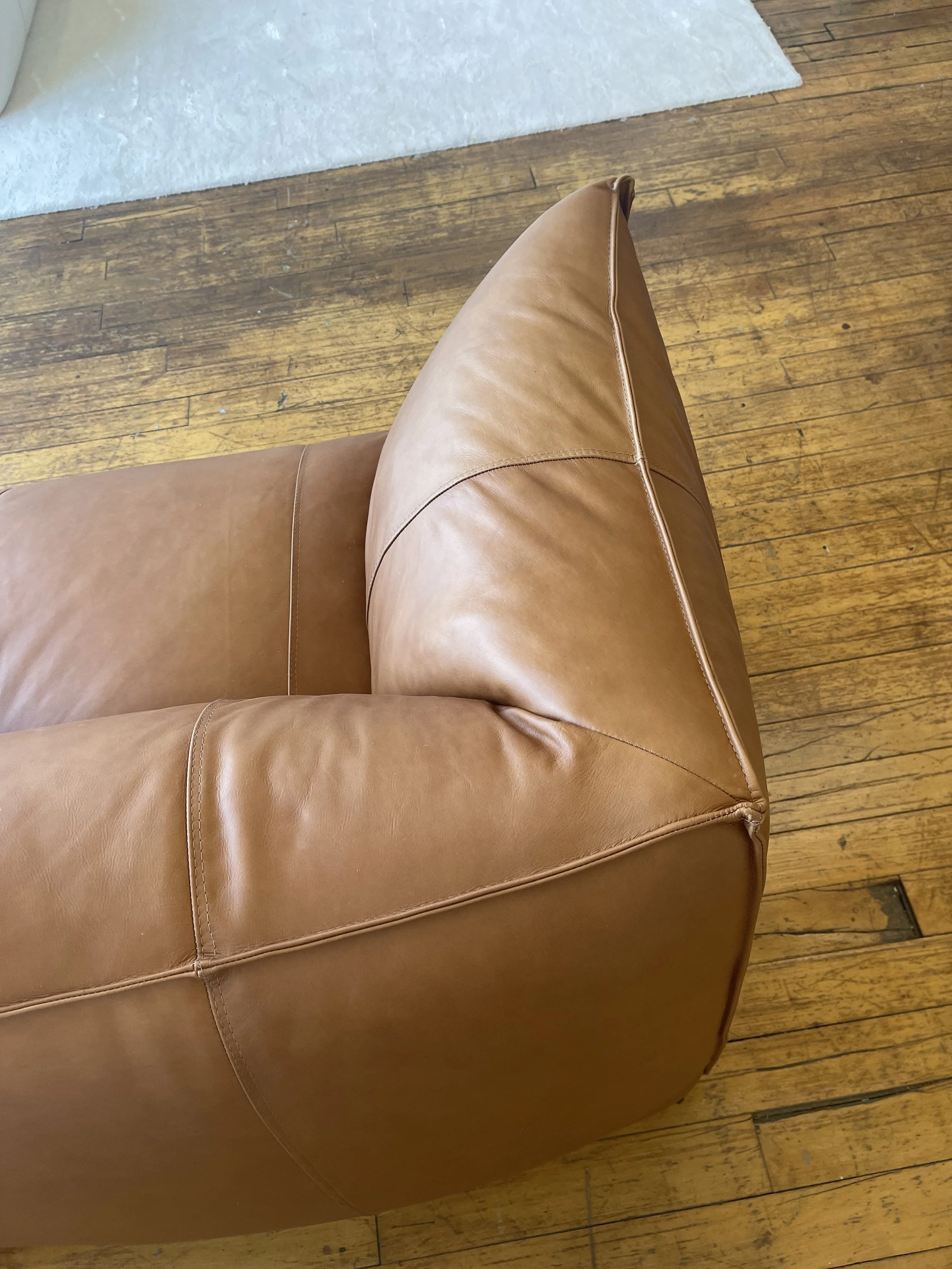 Vintage Italian Sofa Le Bambole 4315 leather detail