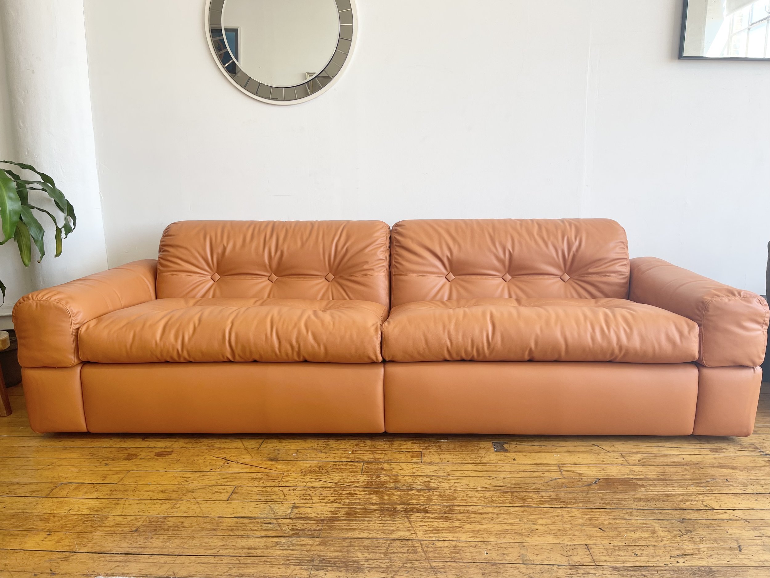 Mid Century Italian Leather Sofa 1970s 4911 front whole sofa