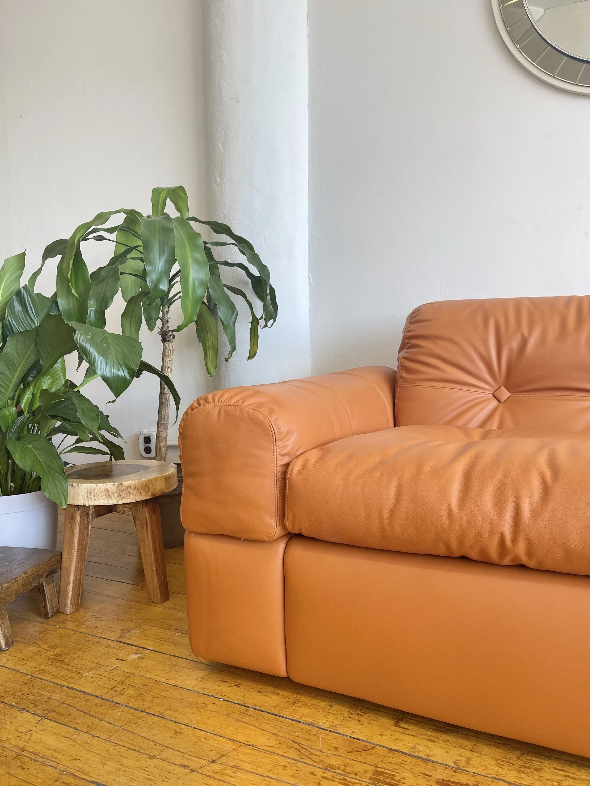 Vintage Italian Leather Sofa Adriano Piazzesi 4905 armrest view