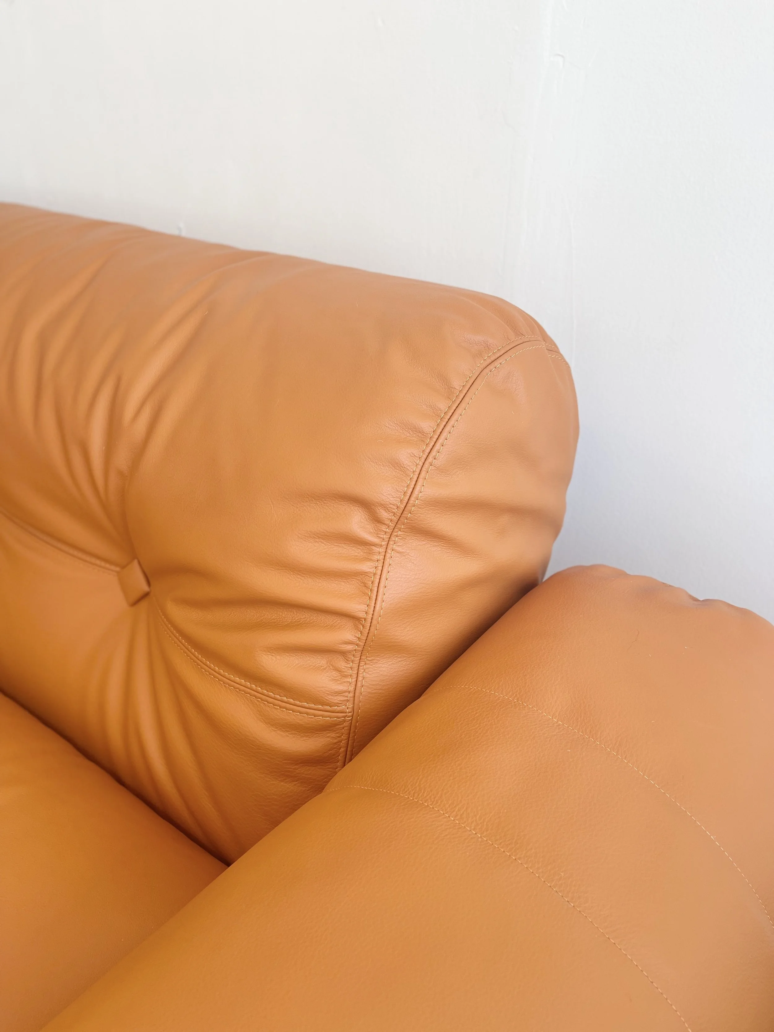 Mid Century Italian Leather Sofa 1970s 4913 headrest image