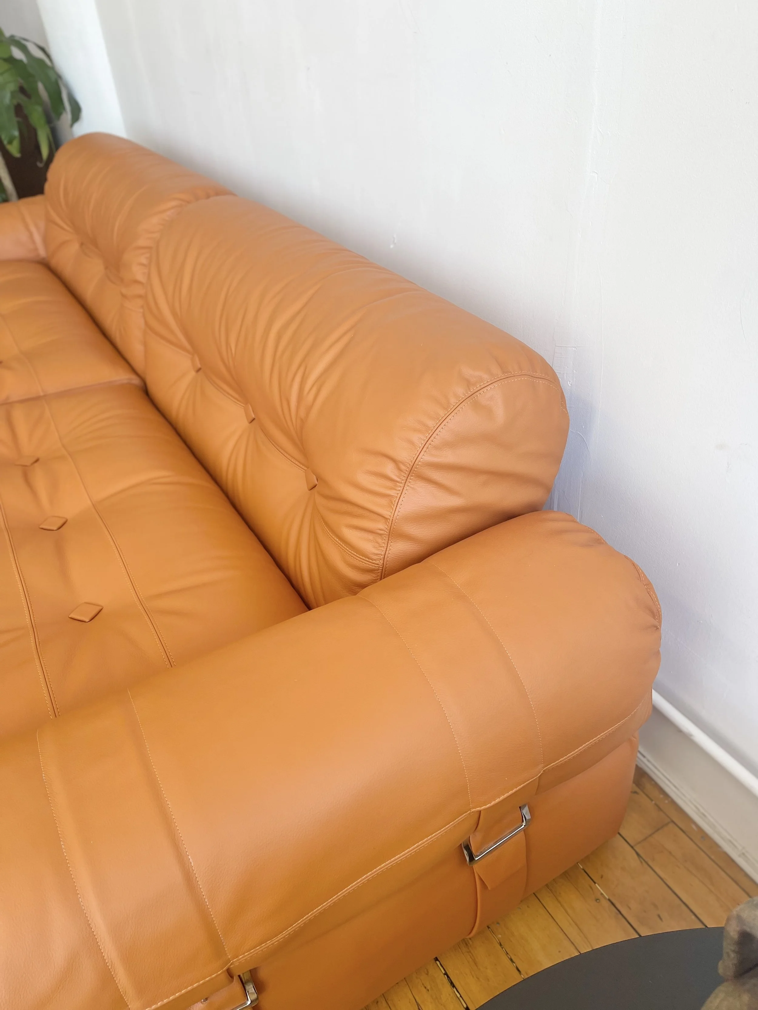 Mid Century Italian Leather Sofa 1970s 4915 backrest
