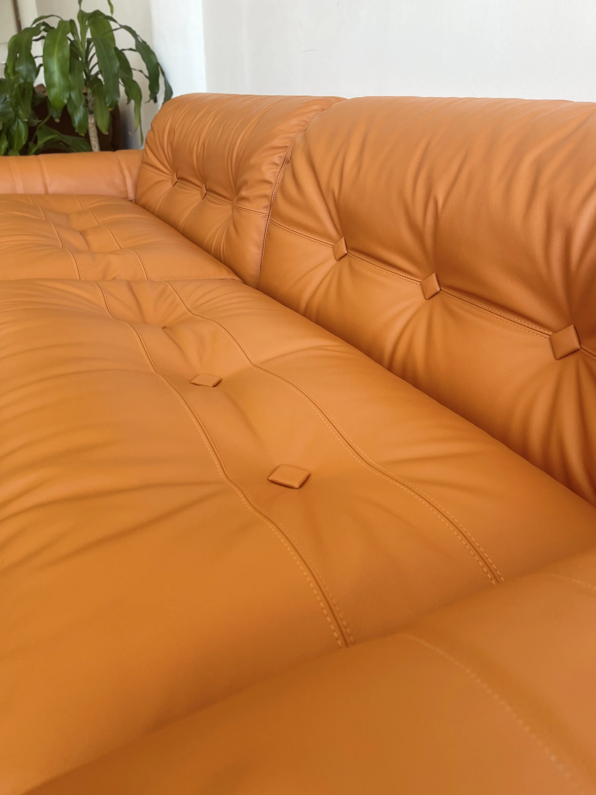 Mid Century Italian Leather Sofa 1970s 4914 seat cushions