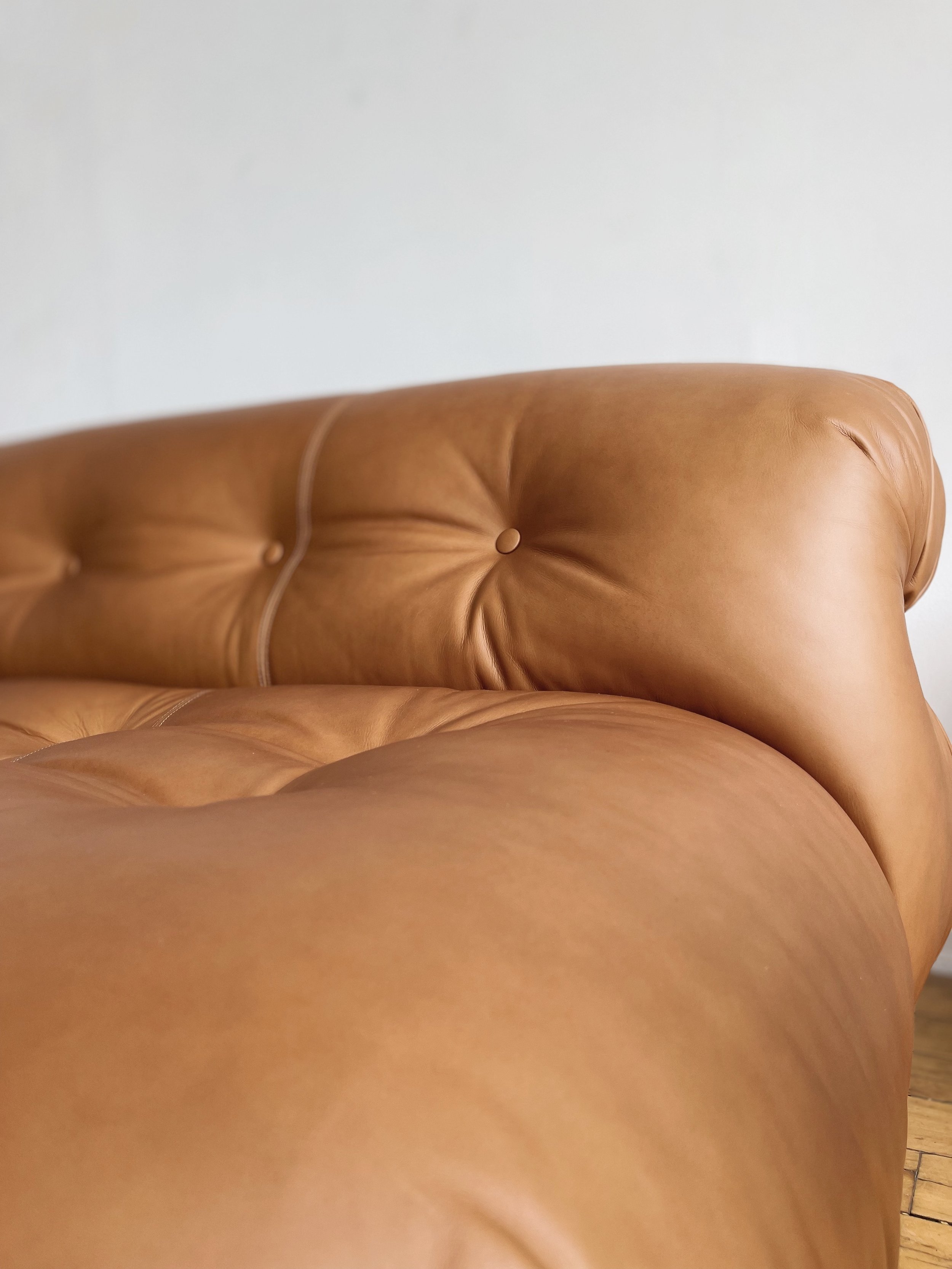 Vintage Soriana Sofa design Tobia Scarpa for Cassina 1970s | close up view of the buttons