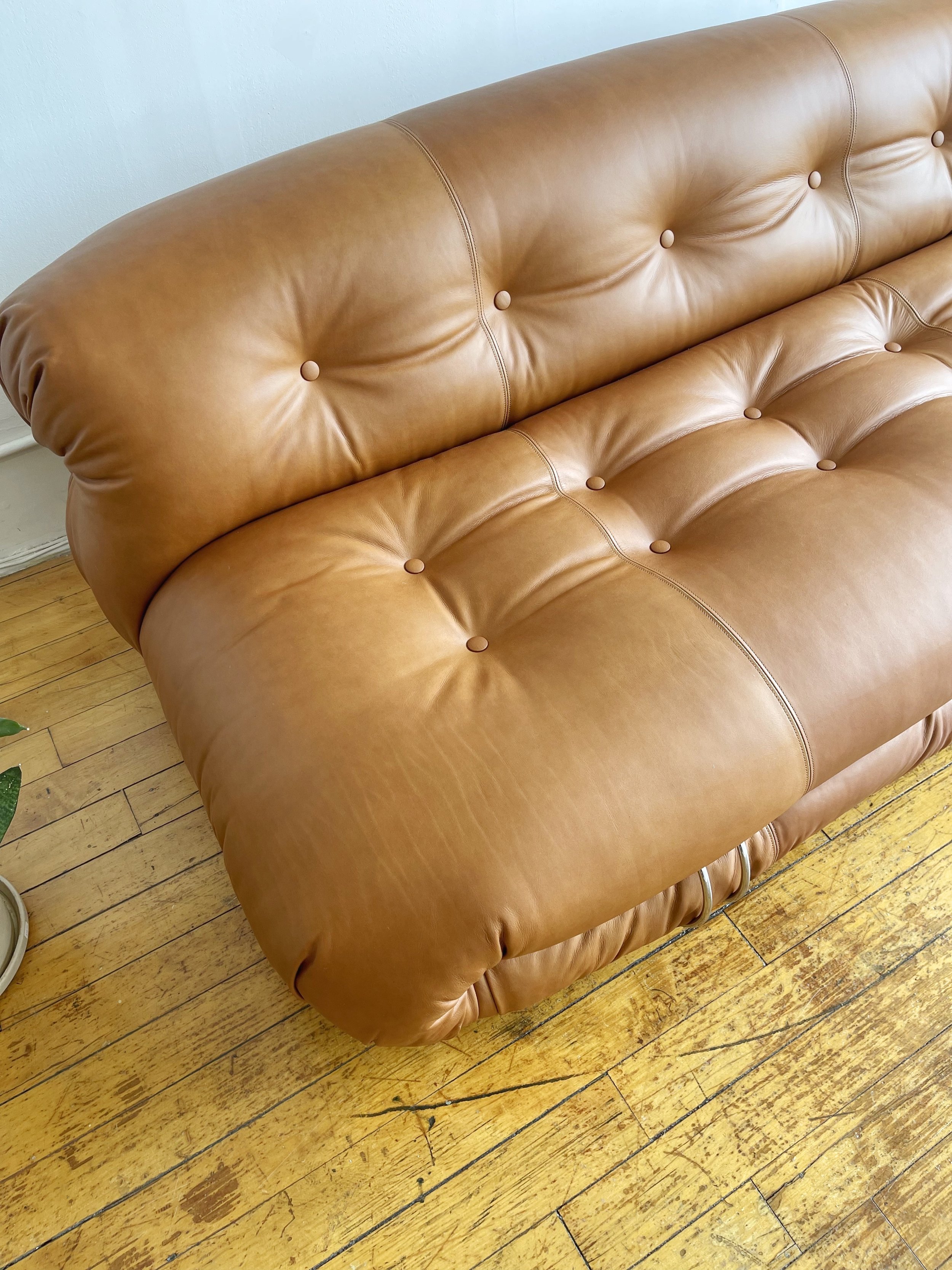 Vintage Soriana Sofa design Tobia Scarpa for Cassina 1970s | top view of the buttoned leather