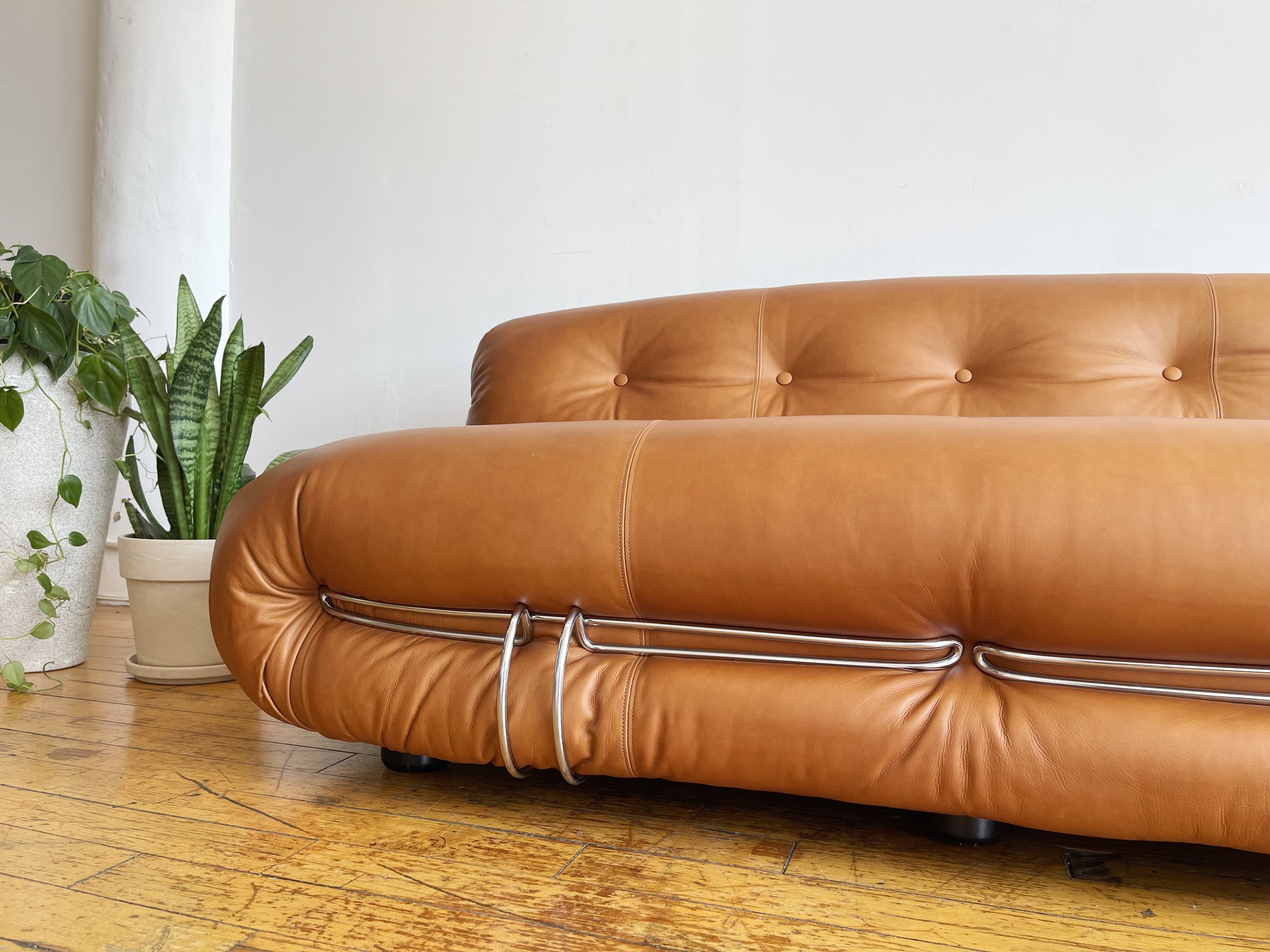 Vintage Soriana Sofa design Tobia Scarpa for Cassina 1970s | front view of the bottom of the sofa