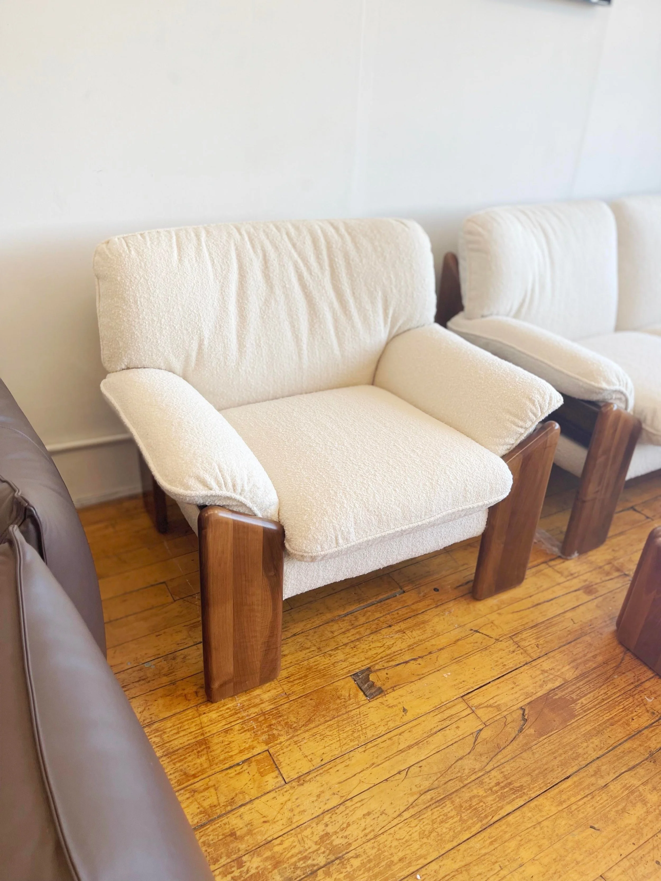 Italian Mid Century Chair White Boucle Walnut Sapporo | side view