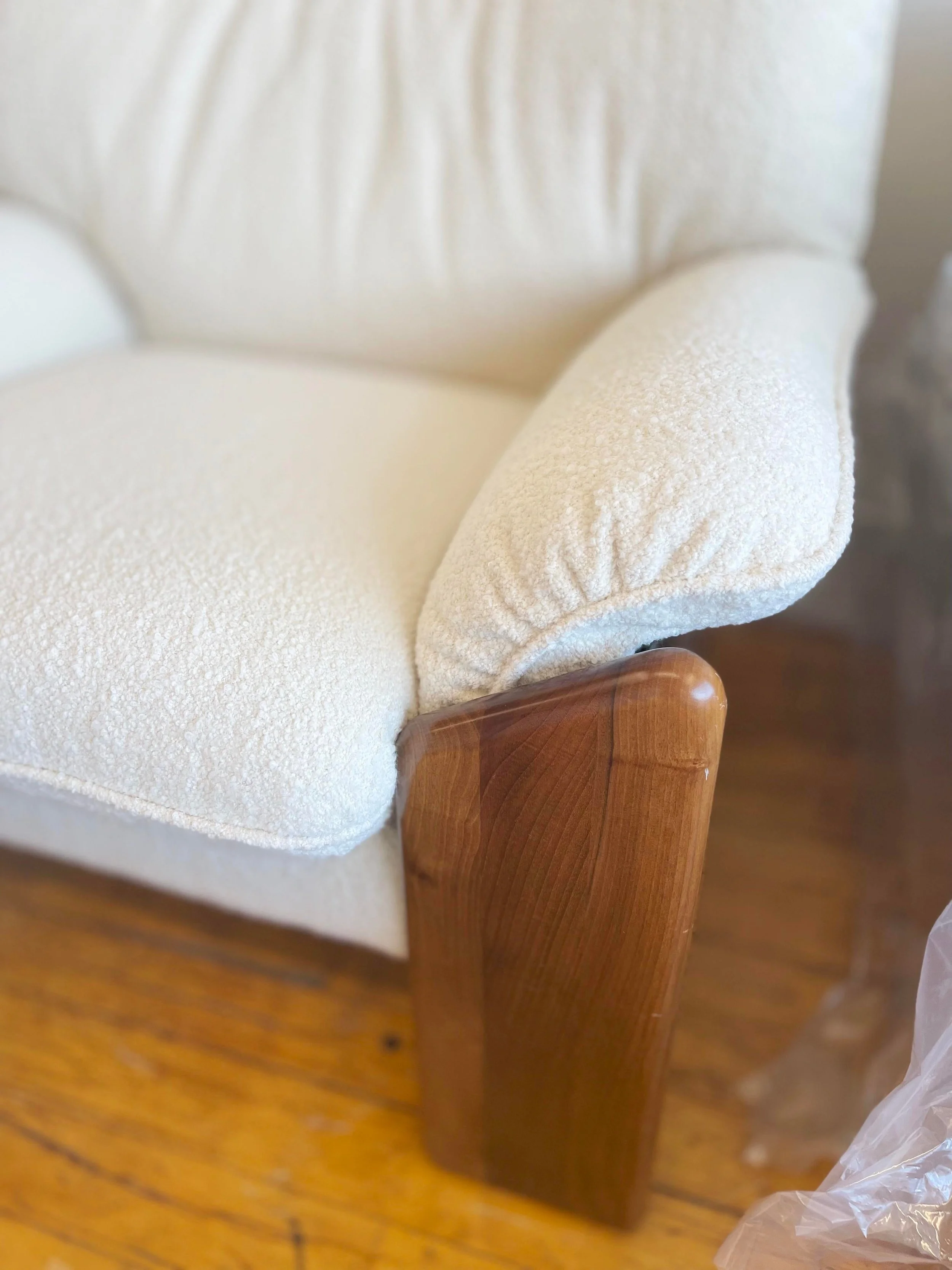 Italian Mid Century Chair White Boucle Walnut Sapporo | front right leg cushion