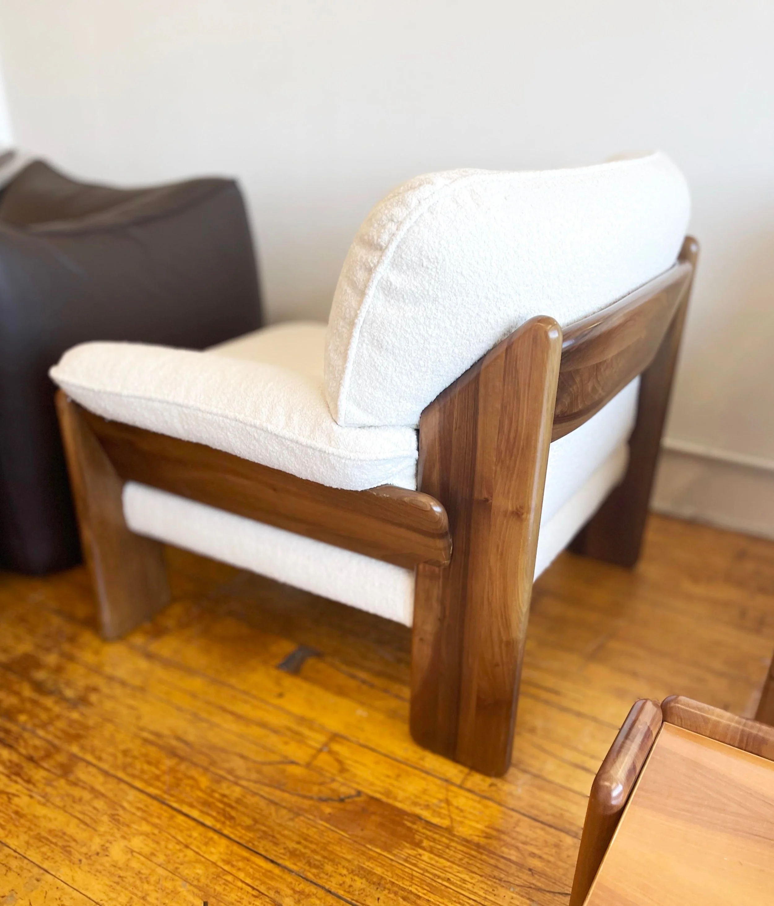 Italian Mid Century Chair White Boucle Walnut Sapporo | side view