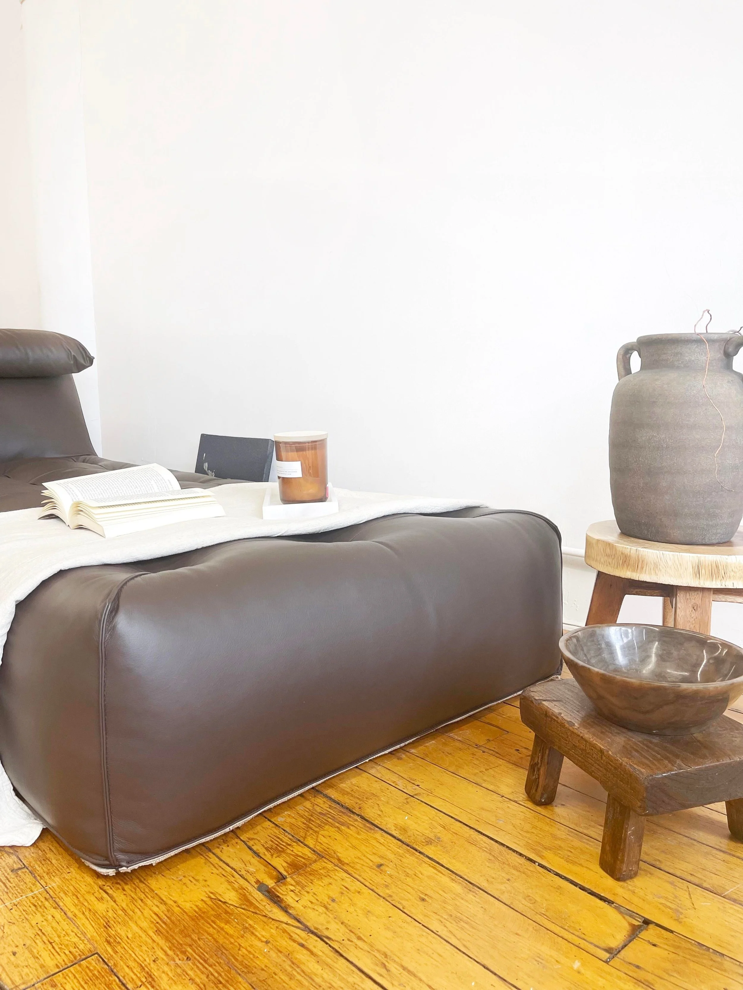 Vintage Le Bambole Sofa Day Bed 4605 end corner view