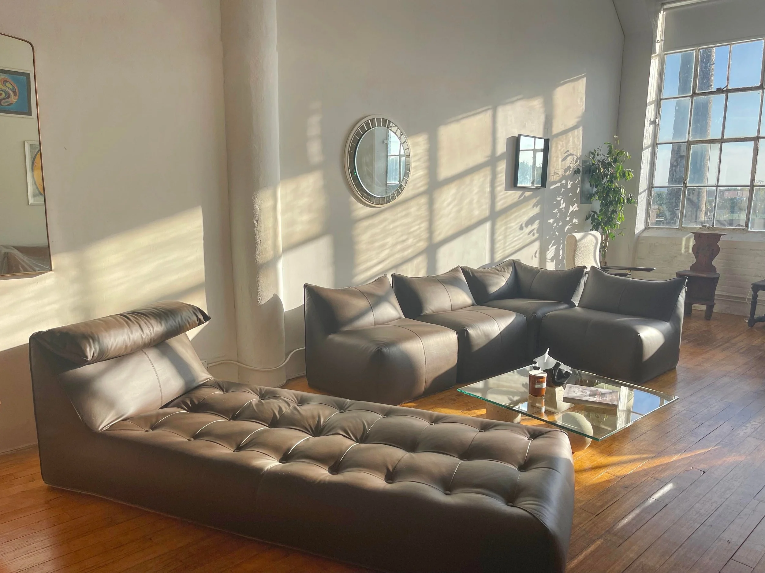 Vintage Le Bambole Sofa Day Bed 4609 in room image