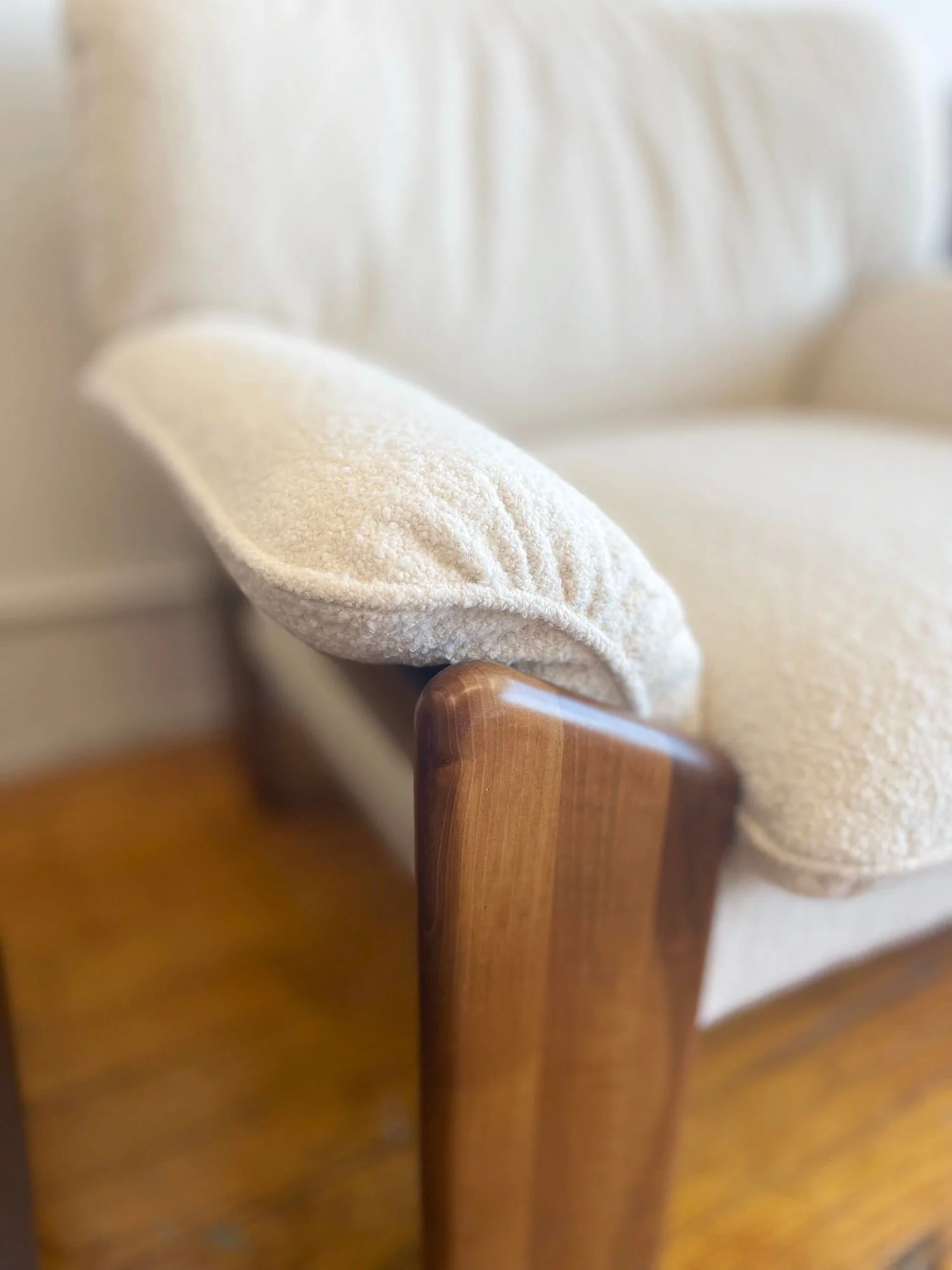 Italian Vintage Armchair Mario Marenco for Mobil Girgi 5604 arm close up