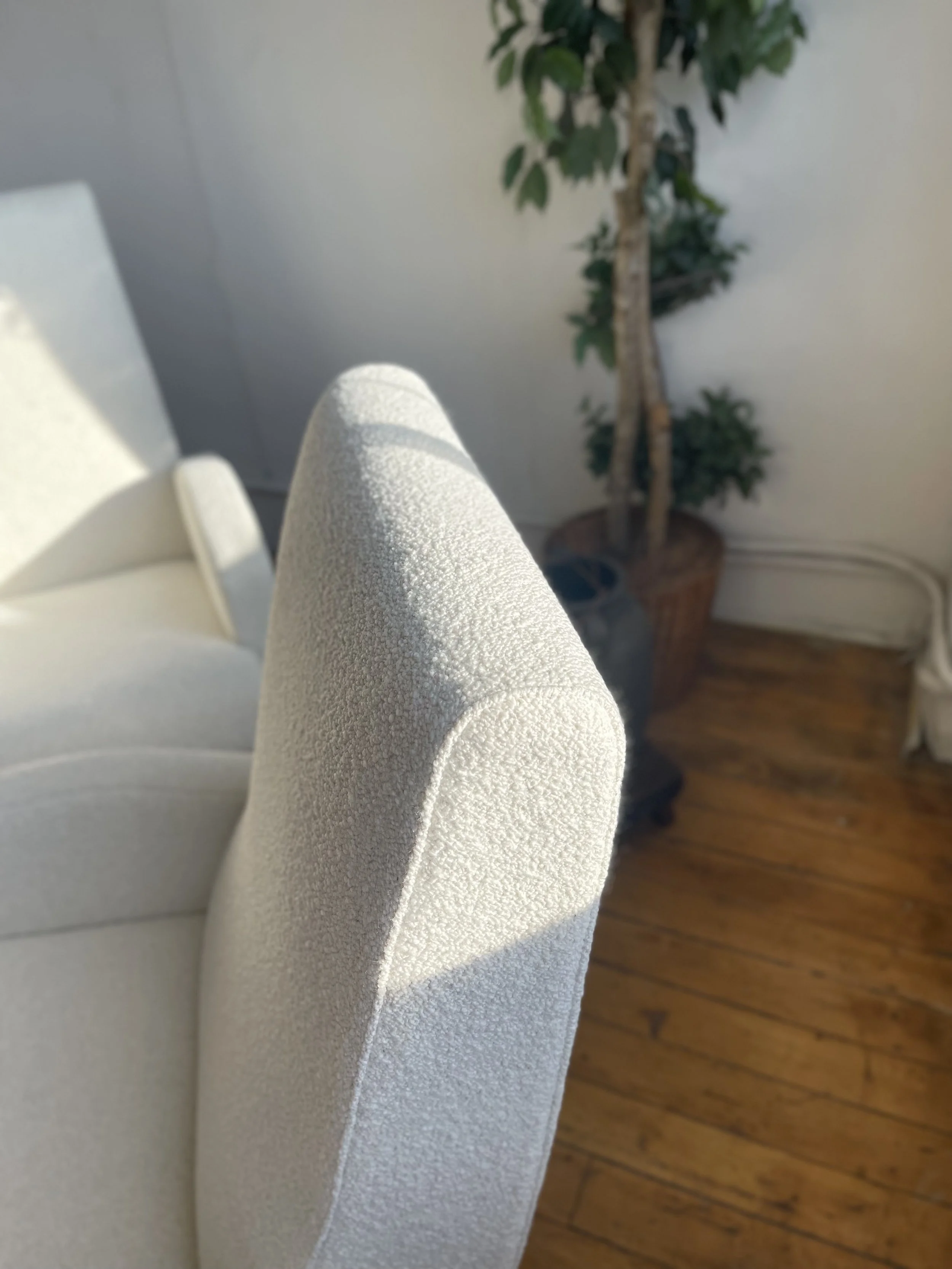 Italian Mid Century White Boucle Arm Chairs Lounge | 461 backrest detail
