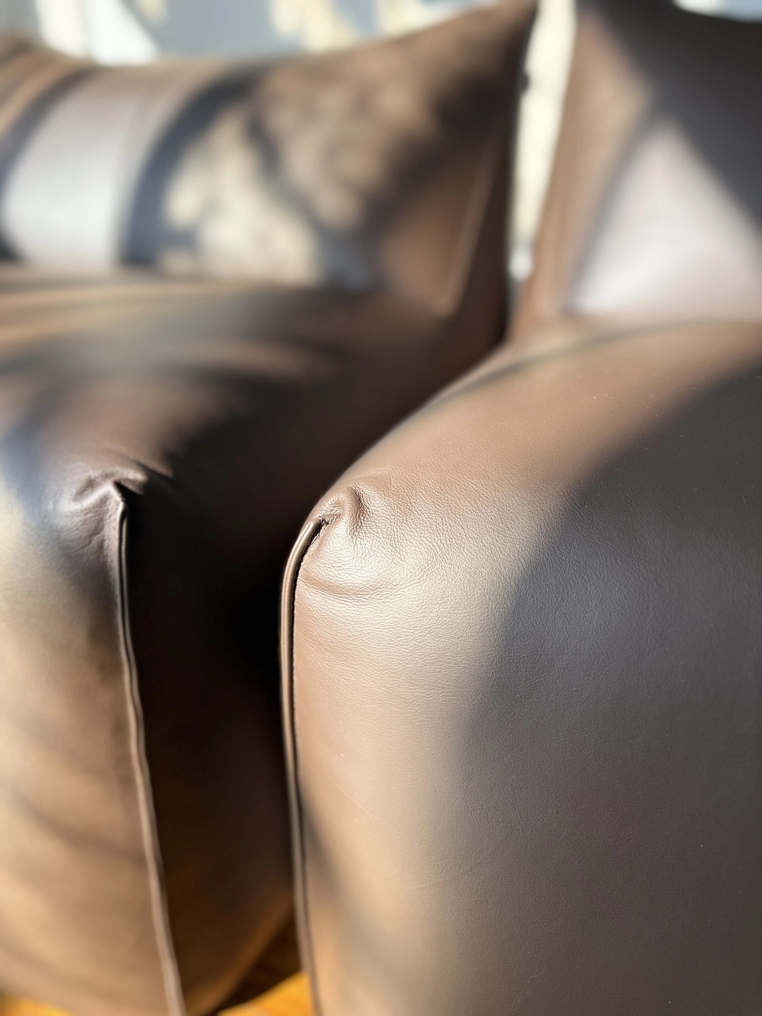 Vintage Le Bambole Sofa Mario Bellini Leather -424 leather corner detail