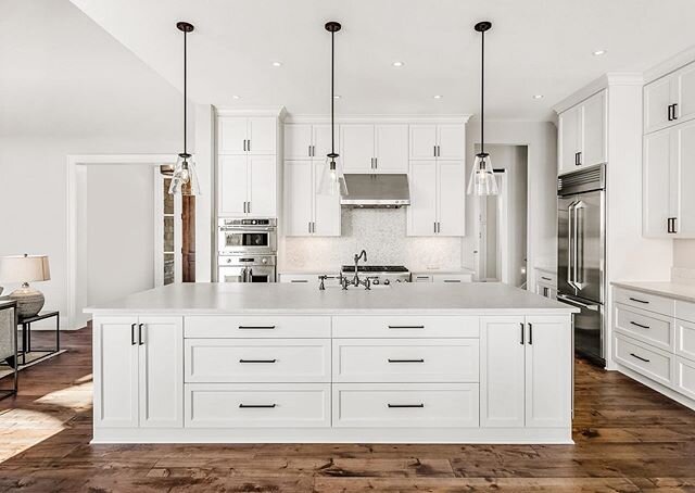 I am loving the oversized island + pendant lighting in this beautiful kitchen