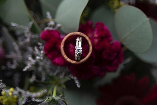 What color would you use to describe this flower? I&rsquo;ve gone back and forth and couldn&rsquo;t make up my mind, so now I&rsquo;m curious what others will say.⠀⠀⠀⠀⠀⠀⠀⠀⠀
.⠀⠀⠀⠀⠀⠀⠀⠀⠀
.⠀⠀⠀⠀⠀⠀⠀⠀⠀
.⠀⠀⠀⠀⠀⠀⠀⠀⠀
.⠀⠀⠀⠀⠀⠀⠀⠀⠀
.⠀⠀⠀⠀⠀⠀⠀⠀⠀
#paweddings #lancaster