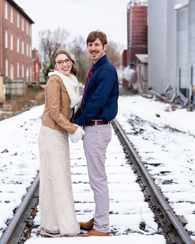 What do you do when is snows on your wedding day? Roll with it!⠀⠀⠀⠀⠀⠀⠀⠀⠀
⠀⠀⠀⠀⠀⠀⠀⠀⠀
Snow makes for a beautiful backdrop for your photos. Worried about the bottom of your dress getting wet? Bring a white trash bag and have your photographer help you pu