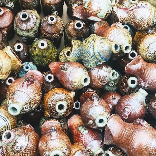 Yesterday I Unloaded a special order for a wedding ( which is obviously postponed) -80 tiny wood fired fish bottles. Was fun doing these. Am so grateful that this bride to be thought of adorning her tables with little fish :)
#fishybottles