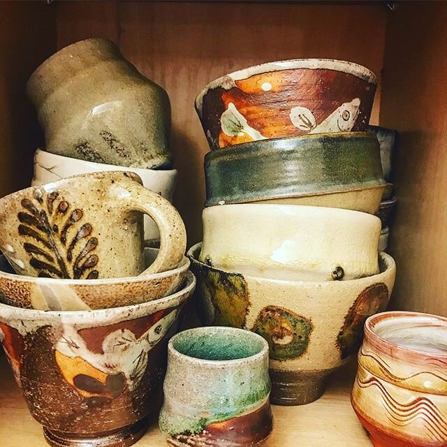 Went to grab a tea bowl and was kind of taken with the stack. There is a wide range represented here @hamish.jackson.pottery @windyridgepottery @juliejonespottery @bandanapottery @rugglesandrankin
@okeefepottery