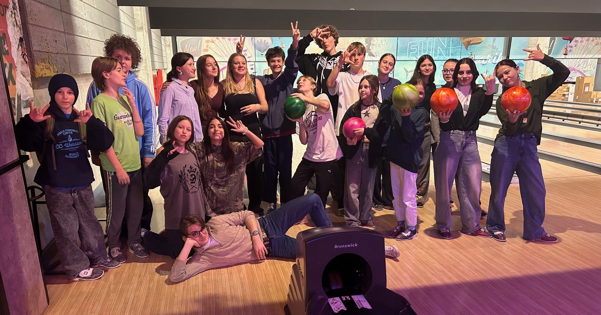 Nasza grupa nastoletnia @hultaj_bbyo świętowała 11 Urodziny JCC Warszawa cały weekend! W niedzielę, po naszej sobotniej urodzinowej dom&oacute;wce, wybrali się wsp&oacute;lnie na kręgle.🎳 Moc, energia i siła naszej społeczności jest w nich!✨

***
Ou