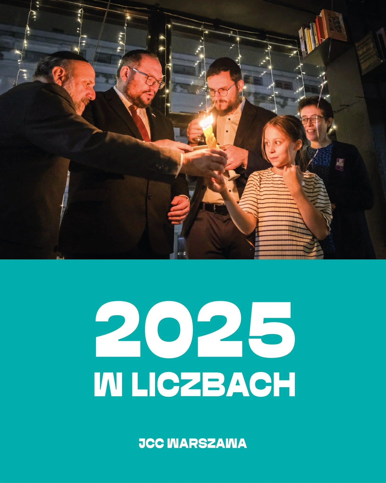 Podsumowanie 2025 z JCC Warszawa 📆 To był rok pełen spotkań, rozm&oacute;w, świąt i codziennego bycia razem. Rok budowania relacji, wzmacniania wsp&oacute;lnoty i tworzenia żydowskiego domu w Warszawie &ndash; dzień po dniu. Oto jak wyglądał 2025 w 