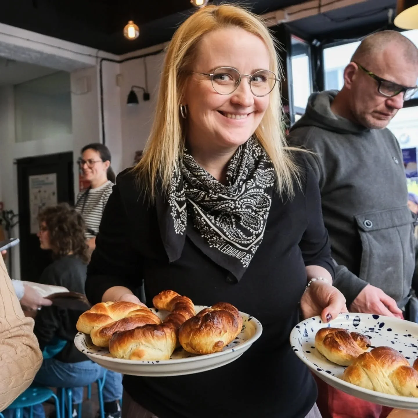 🥐 Wciąż czujemy ten zapach&hellip; i tę energię!

Za nami Chałkaton, czyli charytatywny maraton pieczenia chałek, kt&oacute;ry zamienił JCC w tętniącą życiem, międzypokoleniową pracownię. Przy jednym stole spotkali się mali i duzi zaplatacze &ndash;