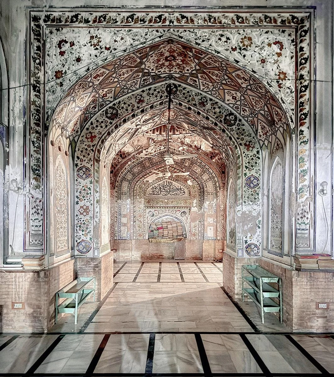 From courtyard to mihrab: a lesson in symmetry and silence.
Mughal-era mosque noted for frescoes and kashi-kari.
#MahabatKhanMosque #Peshawar #VisitPakistan #IslamicArt #MughalArchitecture #HeritagePakistan