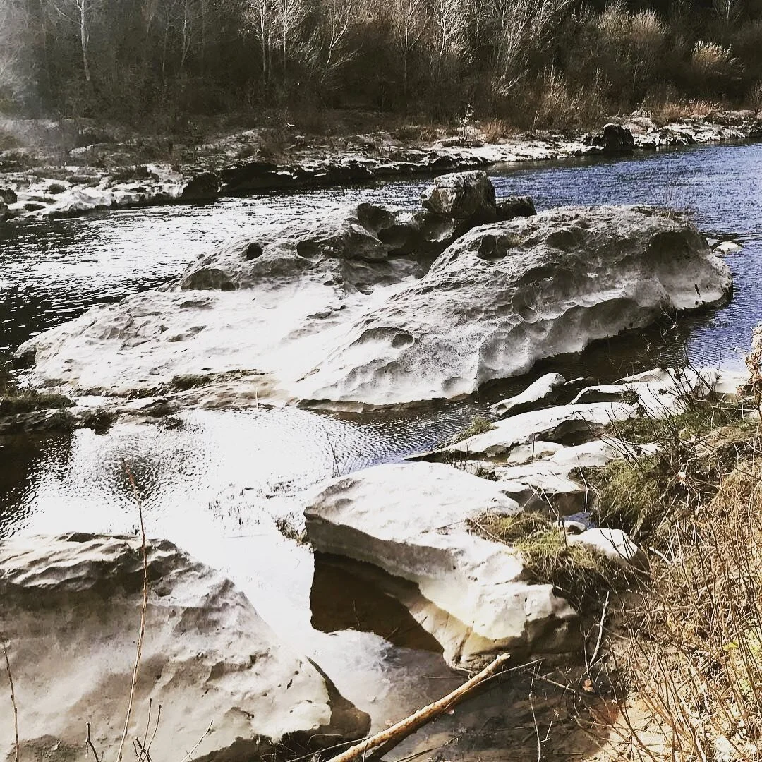 Dans son enfance, Fabrice Ausset a pass&eacute; beaucoup de temps &agrave; observer la nature, les roches taill&eacute;es et sculpt&eacute;es par l&rsquo;eau dans la Vall&eacute;e du Carton, entre N&icirc;mes et Uz&egrave;s, &agrave; d&eacute;couvrir