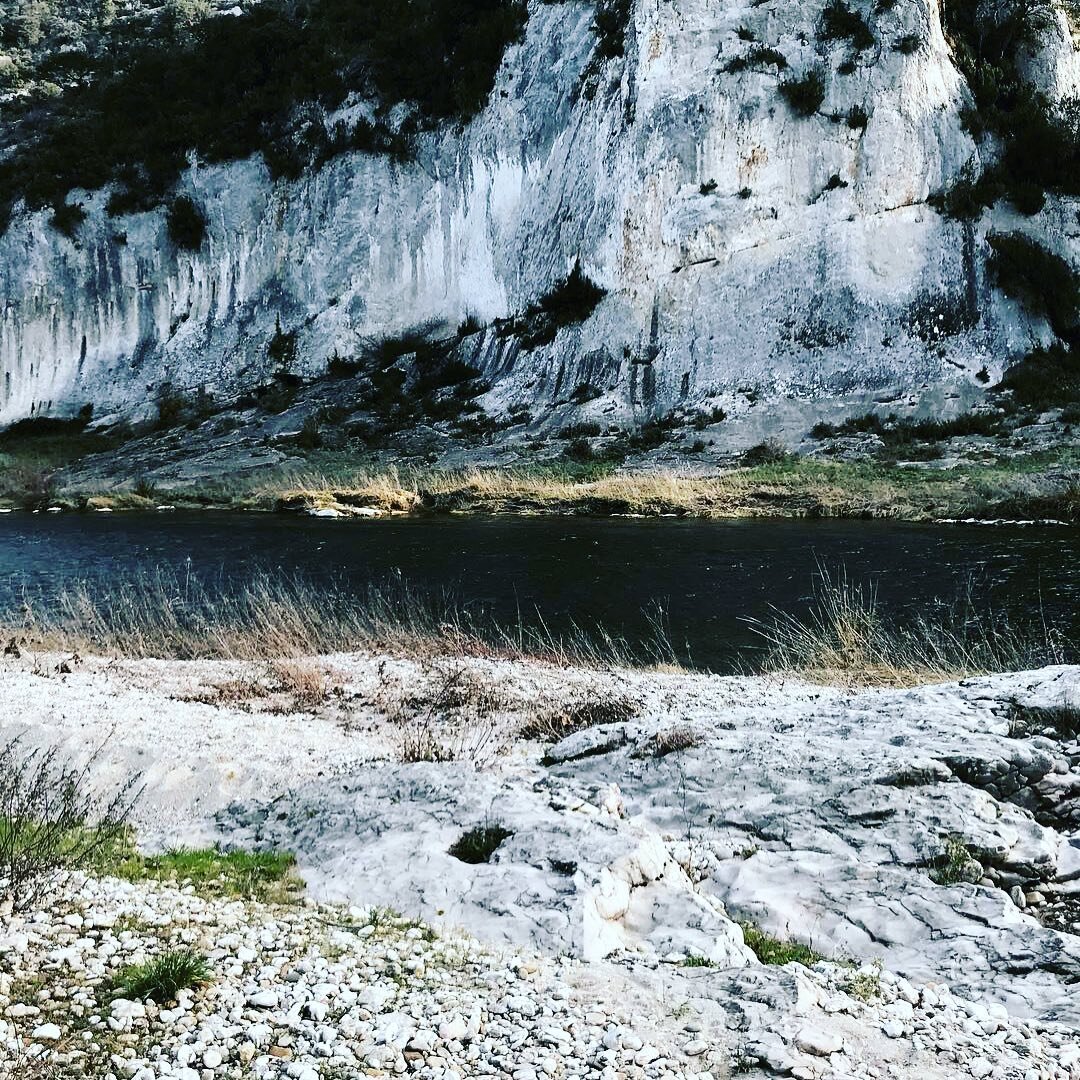 Les feuilles, les plantes, les arbres, les cours d&rsquo;eau, les roches, les morceaux de bois, les rhizome se transforment en pi&egrave;ces mobili&egrave;res : tapis, objets lumineux, fauteuis&hellip; et forment un univers organique : celui de Fabri