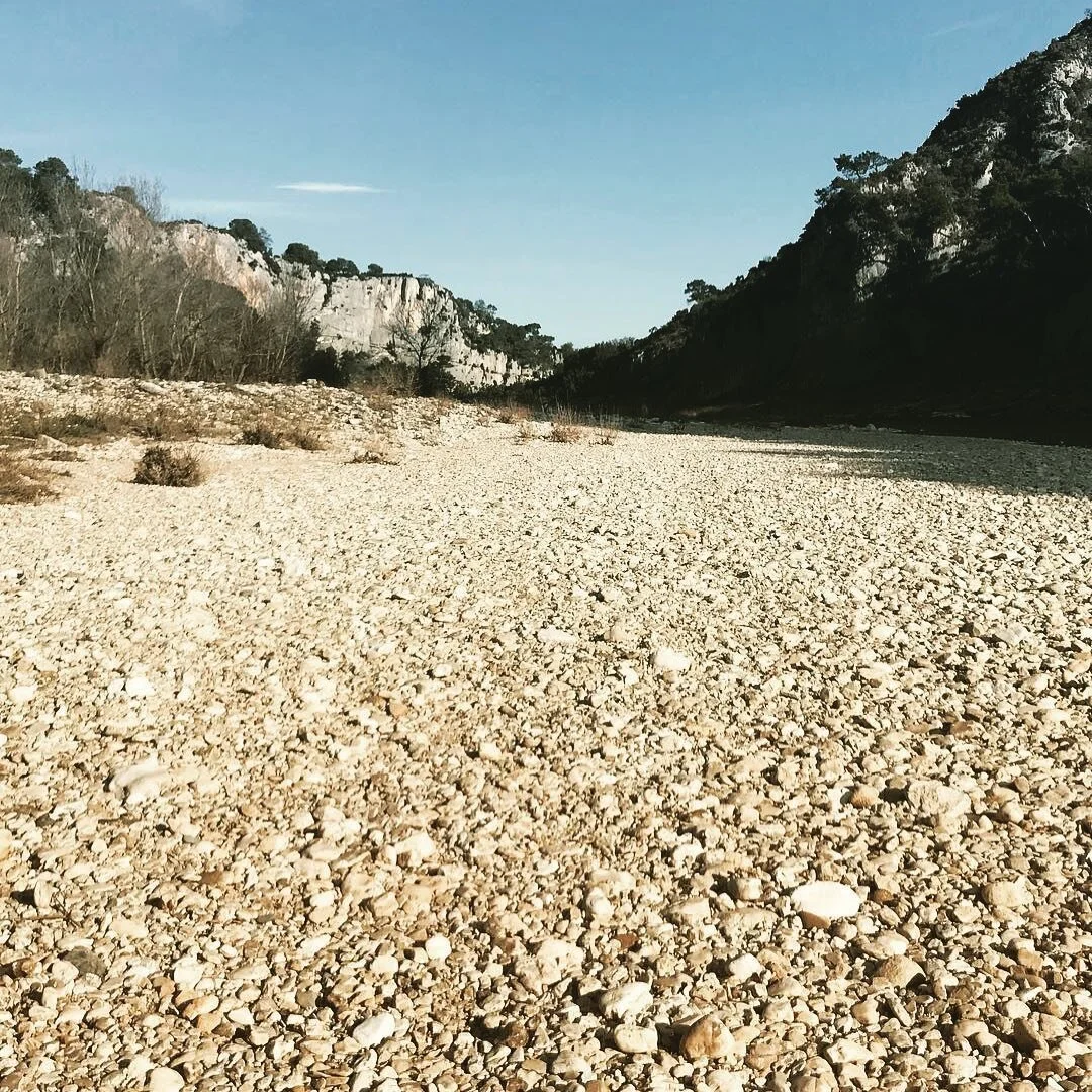 En arpentant la Nature, Fabrice Ausset nous permet de cheminer dans le Sens et les sens.
.
.
.
.
#nature #inspiration #pierres #rocks #stones #architecture #architectedinterieur #interiordesign #fabriceausset