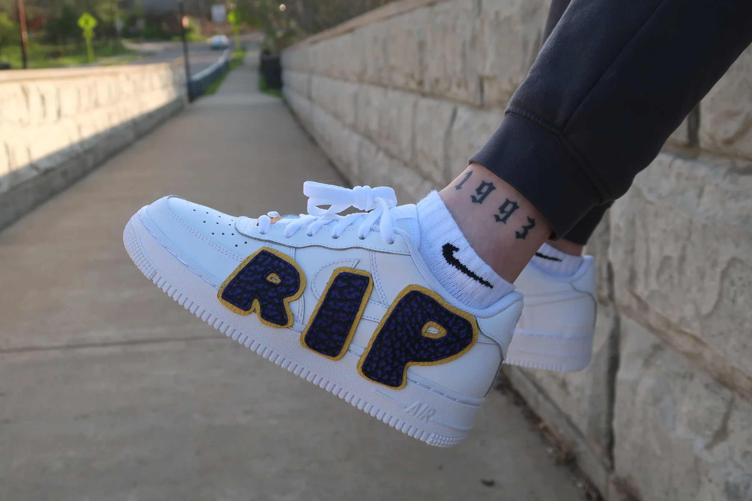 Homage to Kobe Air Force 1 display picture 3