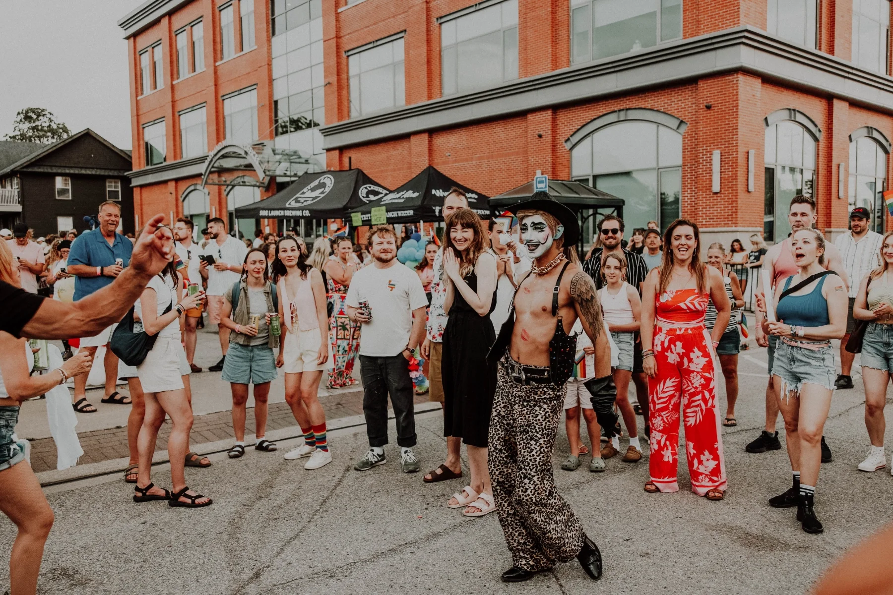 Street performer with the crowd