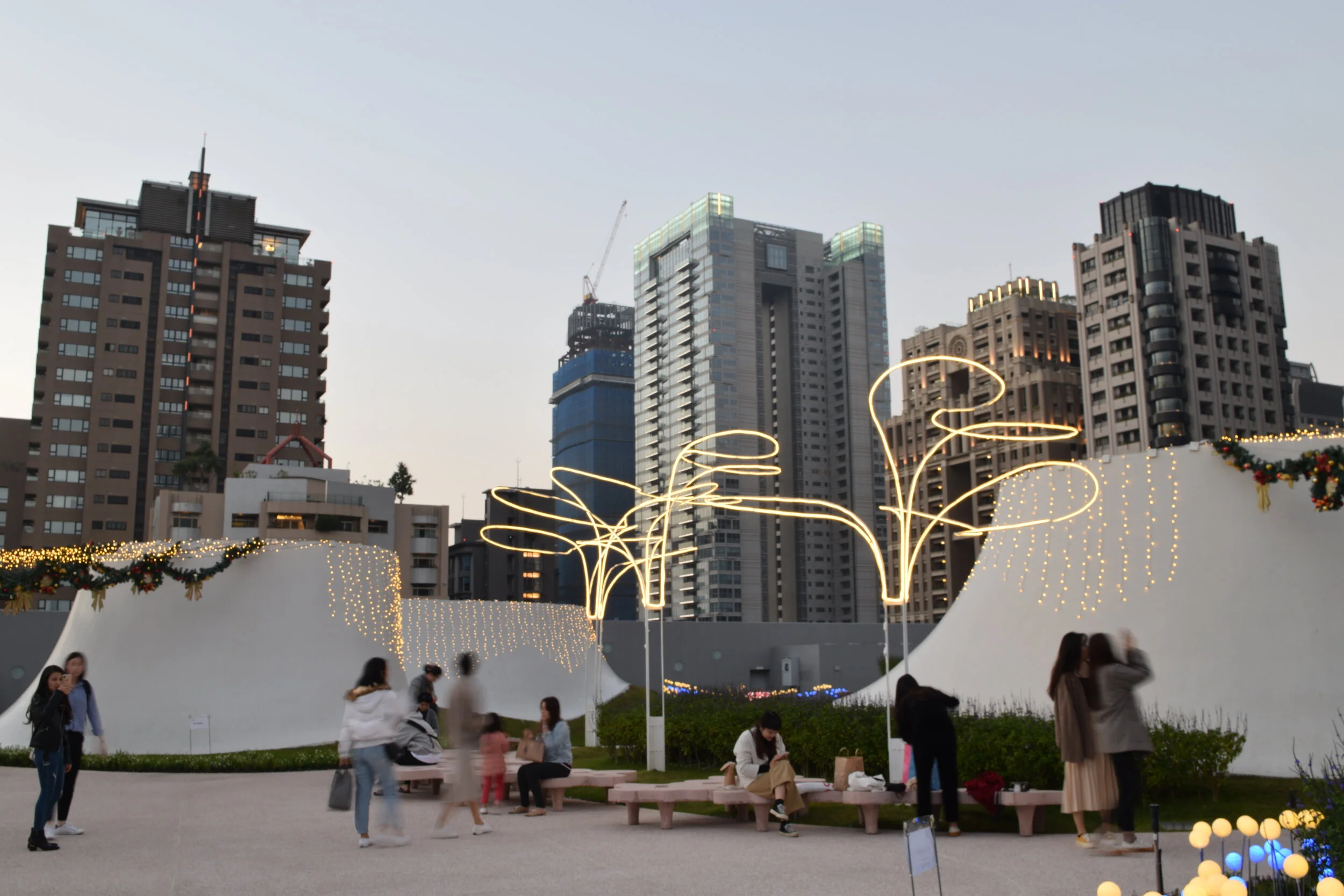 We were lucky to catch the Opera House rooftop garden at sunset, with a perfect view of the downtown architecture.