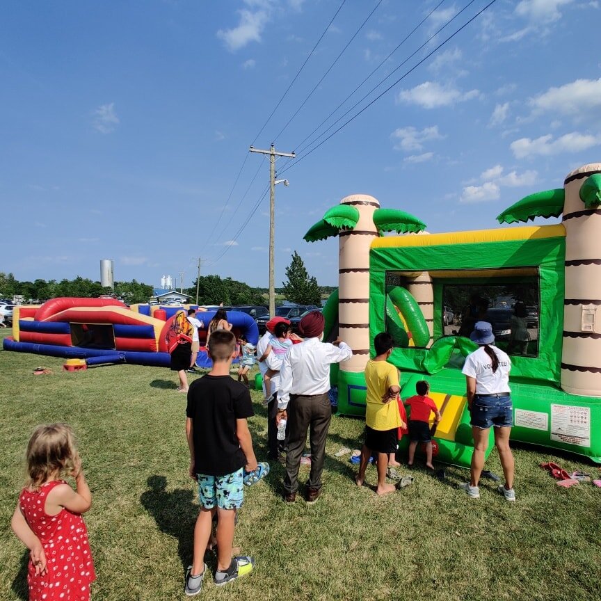 🎉 Join us at the Canada Day Beach Blast and jump your way to fun at our amazing bouncy castles! 🇨🇦🏖️

We also have food trucks! 

BounceAndPlay #CanadaDayFun #BeachBlast2023