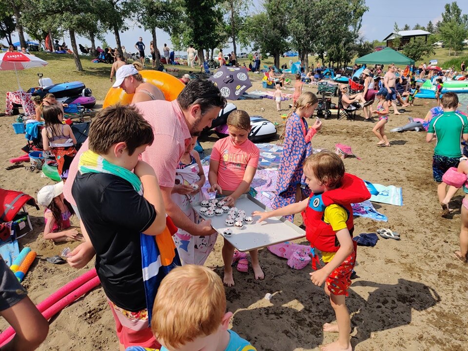 🧁🎂 What's better than enjoying a day at the beach with cupcakes?

#CupcakesAtTheBeach #CanadaDayMorden #LakeMinnewasta