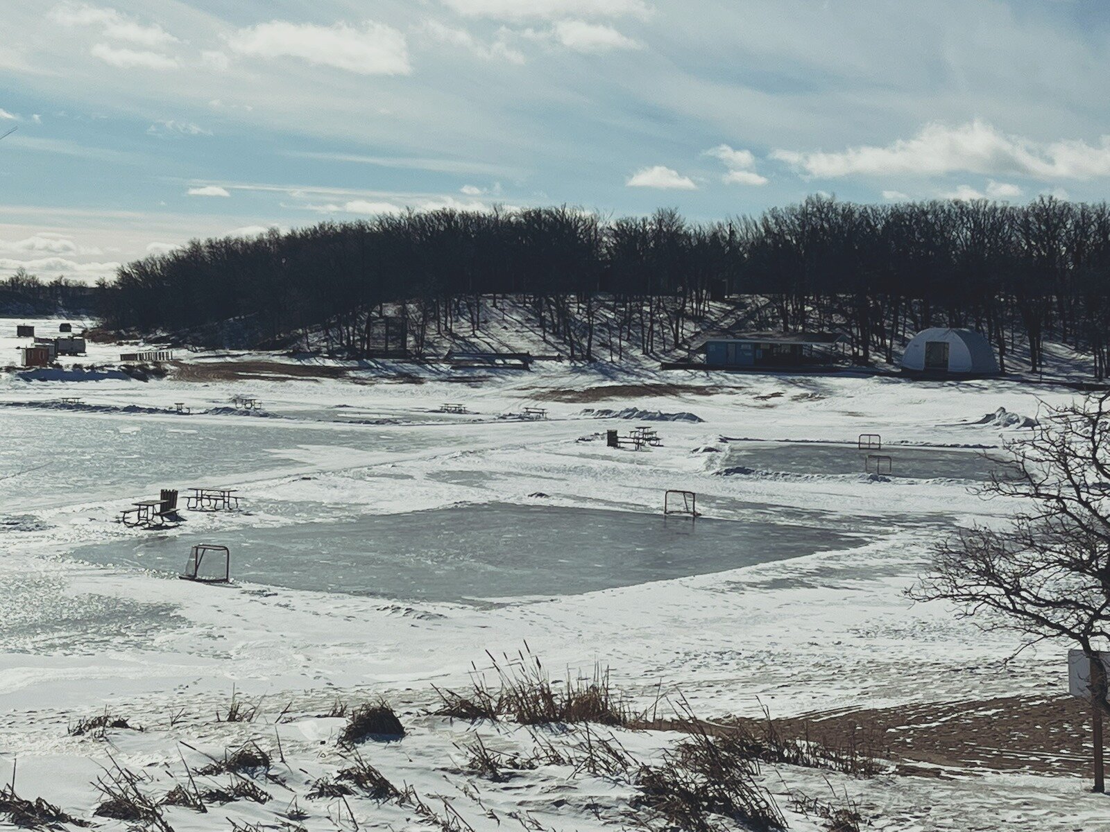📢 Attention Hockey Fans! 🎉 The ice rink surfaces at Lake Minnewasta are OPEN and ready for some fun! ⛸️❄️

A huge shoutout to our Parks &amp; Urban Forestry Department for their work in making the ice rinks safe and enjoyable for everyone. 🙌 

Don