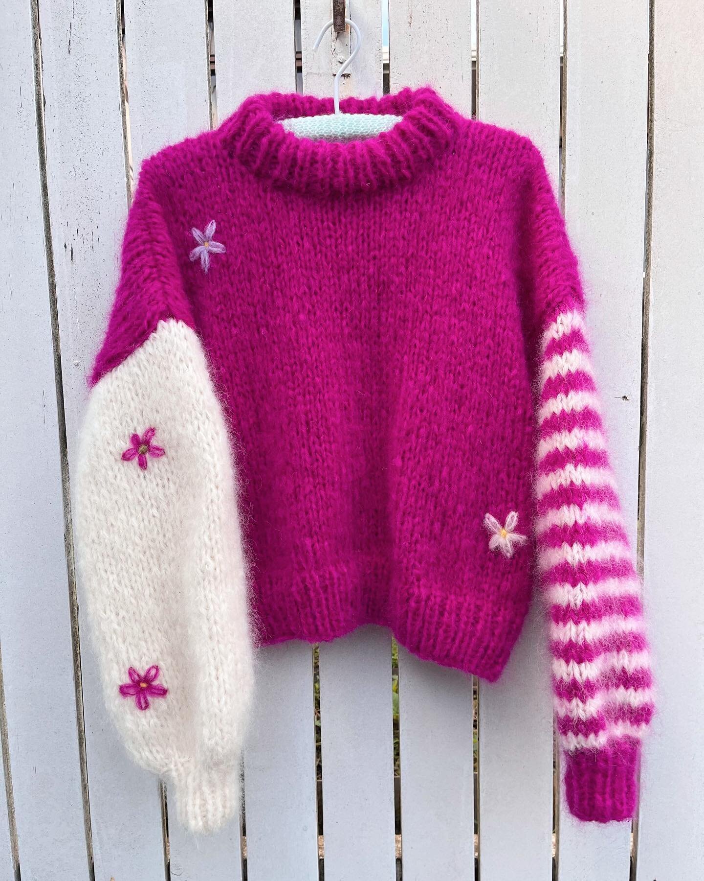 Fuchsia!
&bull;
Doubled-over crew neck.
White feature sleeve.
Mini stripe feature sleeve.
A scattering of daisies.

#dorothynz #customknit #nzmade