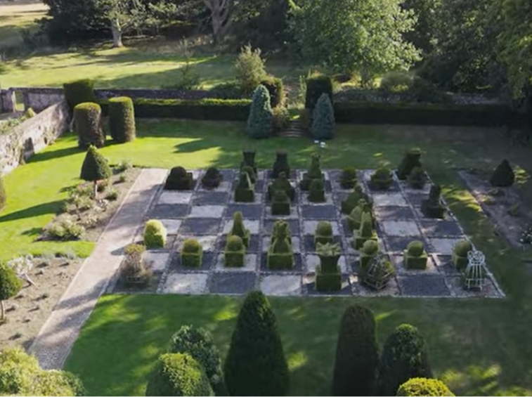 chess garden Topiary garden.png