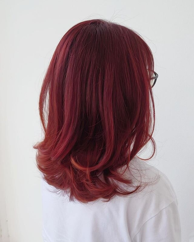 Getting you through the week with this beautiful crimson colour. Spot the subtle balayage through the layers for the 🍒 on top.
⠀
#milbon #milbonmalaysia #lookbook
⠀
⠀
⠀
#lookbook #smoothhair #hairplay #thickhair #cutandcolor #haircolorist #wellaflif