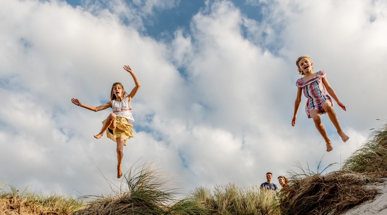 WEB_Girls_jumping_at_Klitmøller_beach.jpg