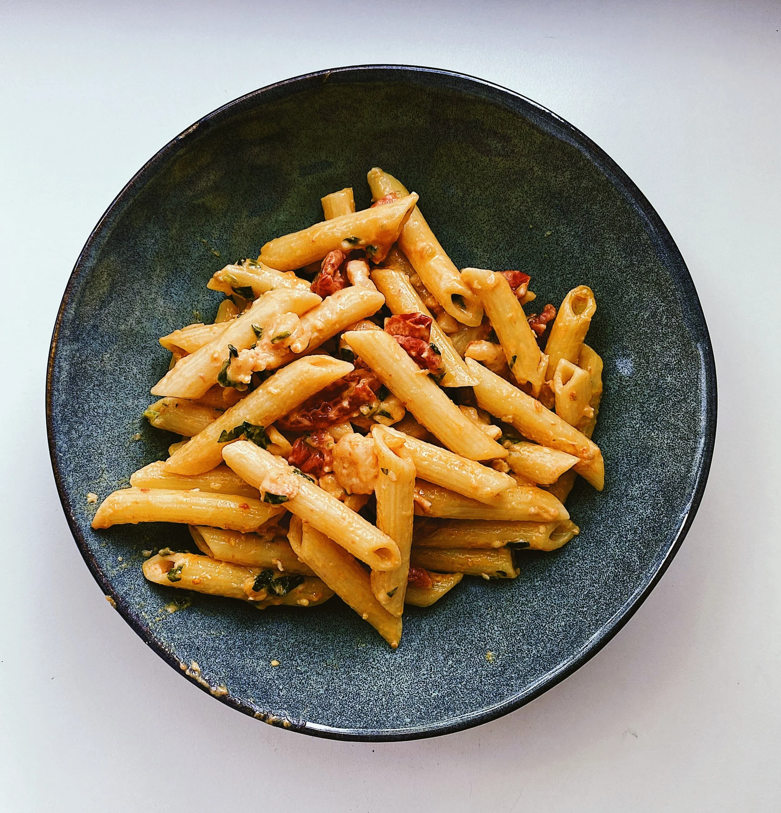 Pasta saldā krējuma un garneļu mērcē