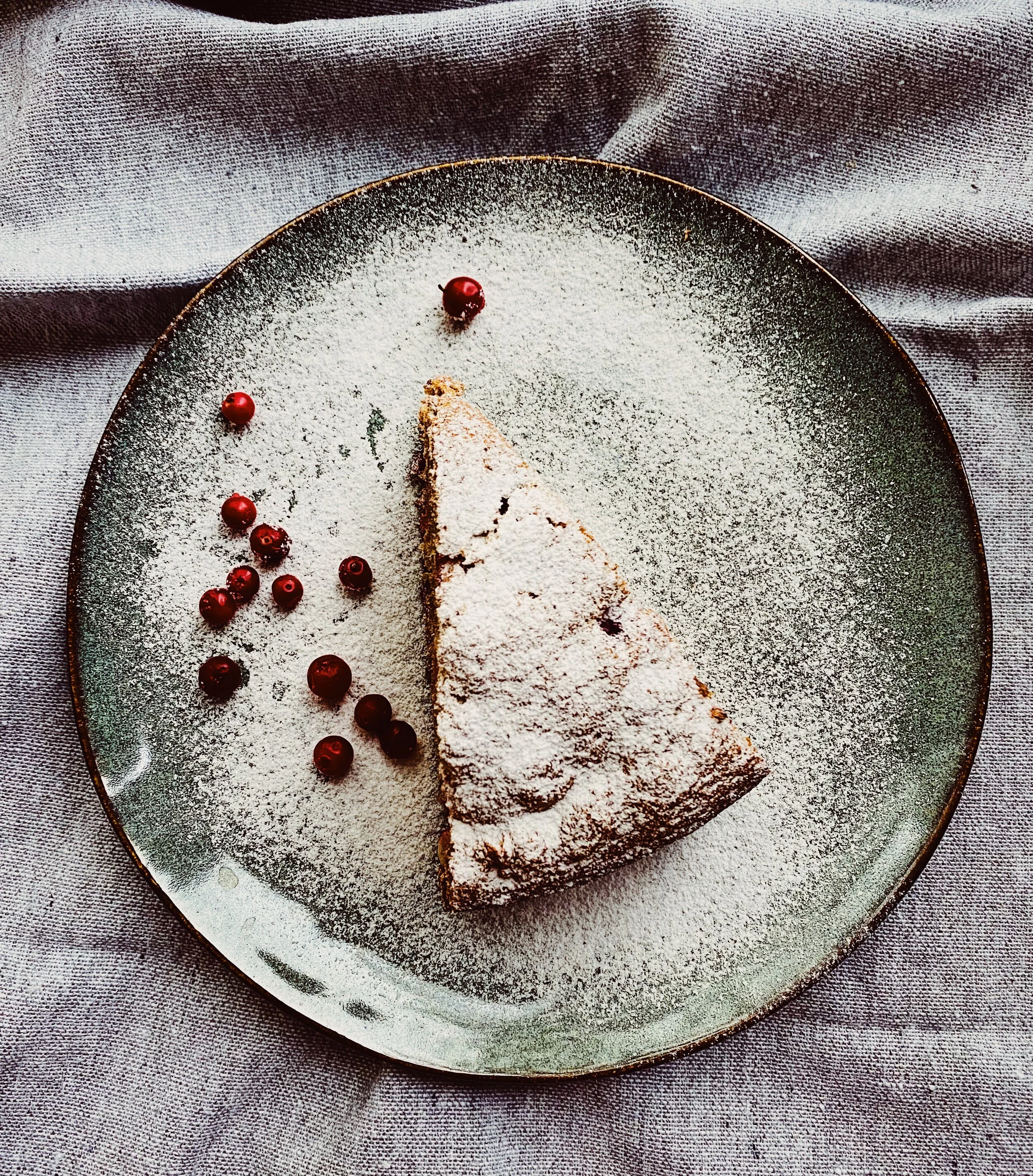 Rudenīgā ābolu - brūkleņu kūka