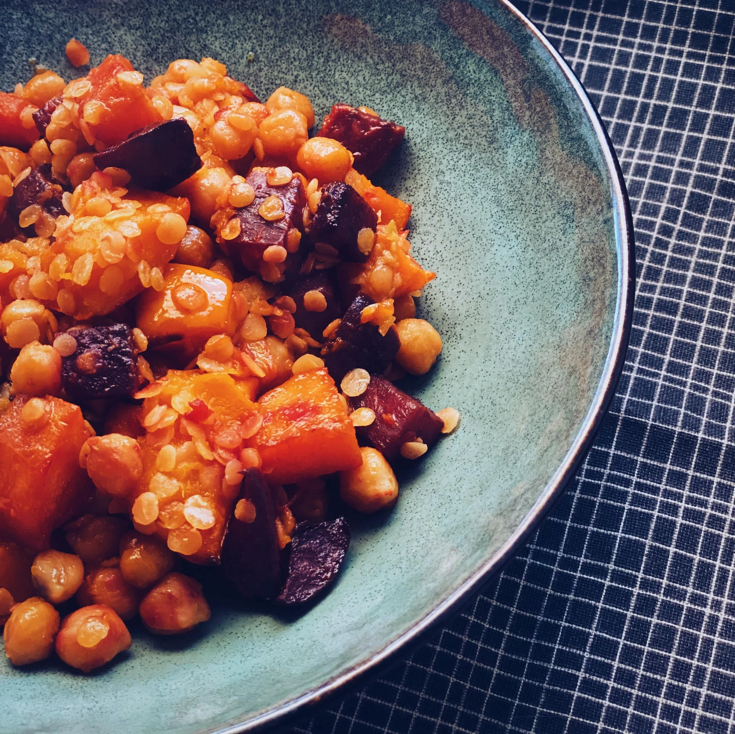 Krāsnī cepti dārzeņi ar pākšaugiem