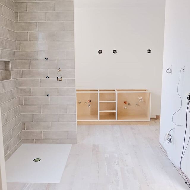 We were so inspired by our clients love for traditional living. This is just a sneak peak of the homes renovation. .
Thank you to the following Vancouver suppliers:

@fifthandfir
@thelightingwarehouse
@savemoreplumbinglighting

#projectlove #vancouve