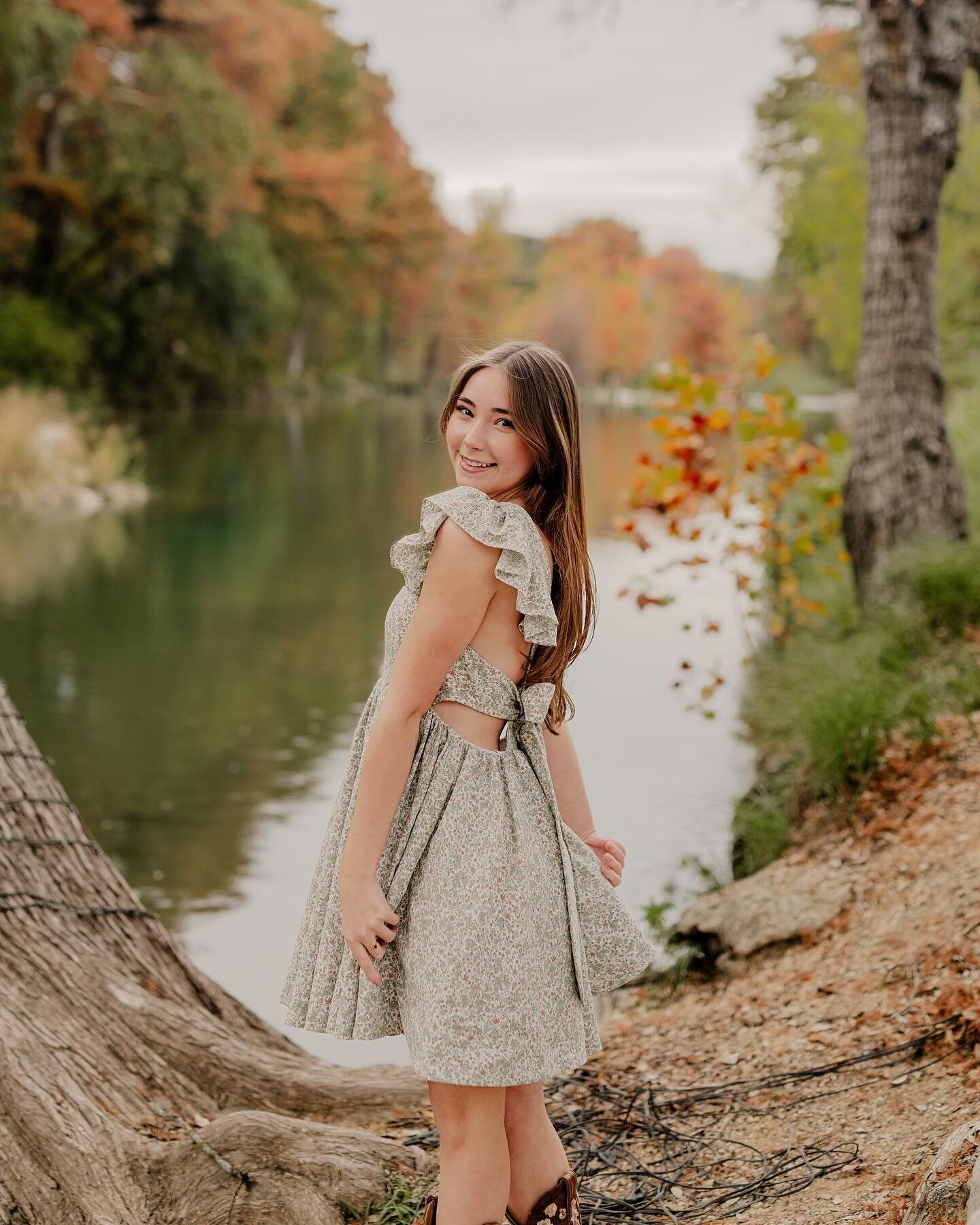 2024 seniors, it&rsquo;s almost your time to celebrate!! 🎉 🎓🤍 
. 
Here&rsquo;s my top senior session tips to make the most of your session: 
. 
1. I recommend bringing at least two outfits to your session. A dressy &amp; more casual option! You ca