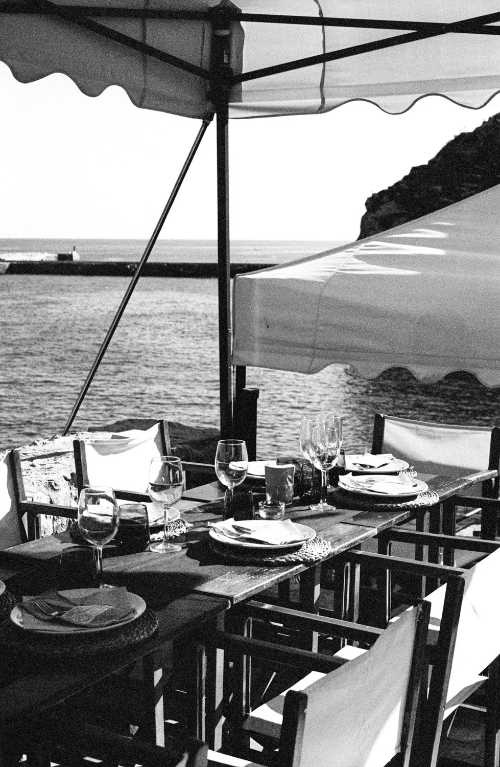 mesa de una boda delante del mediterráneo