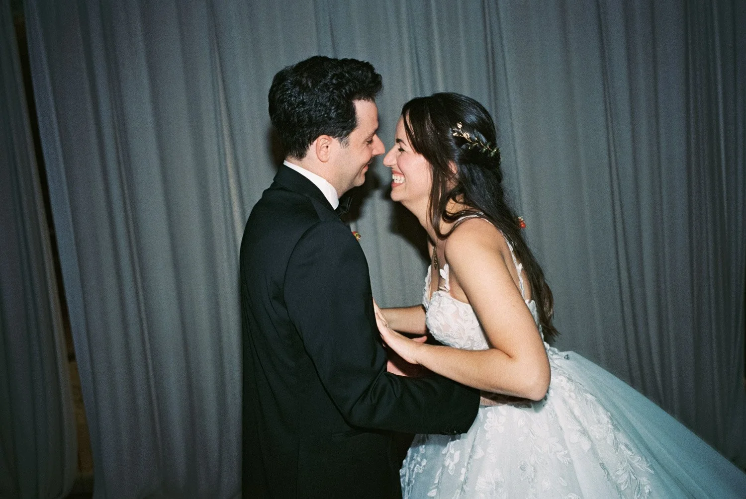 pareja de novios bailando y sonriendo en una fotografía analógica documental en Can Ribas